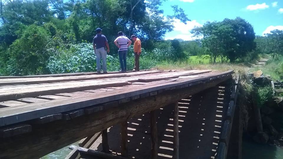 EQUIPE DA PREFEITURA REALIZA VISTORIA EM PONTES DA ZONA RURAL