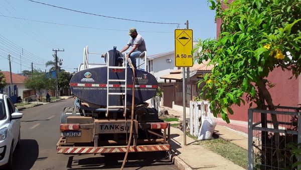 Secretaria de Manutenção Rodoviária atende bairros com falta de água através de caminhão pipa