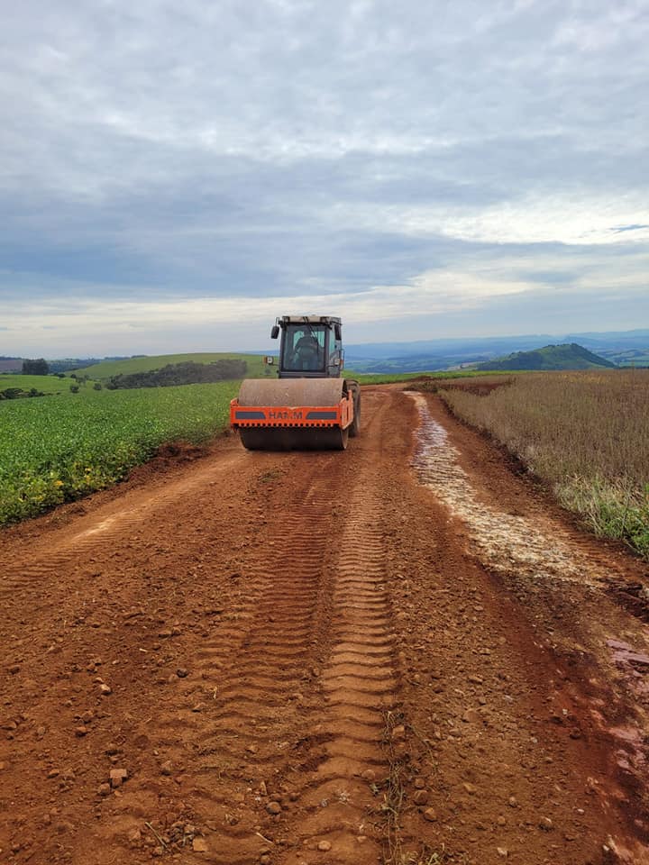 Manutenção de estradas - vias vicinais recebem cascalho