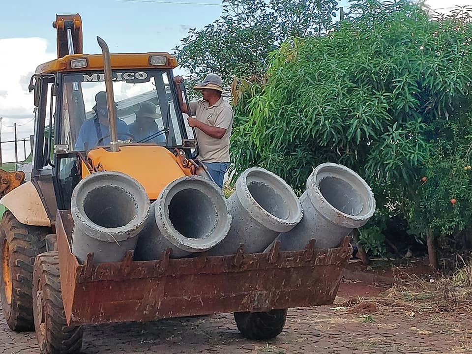 Prefeitura investe em construção de bueiros e instalação de manilhas na rua Antônio Souza Campos