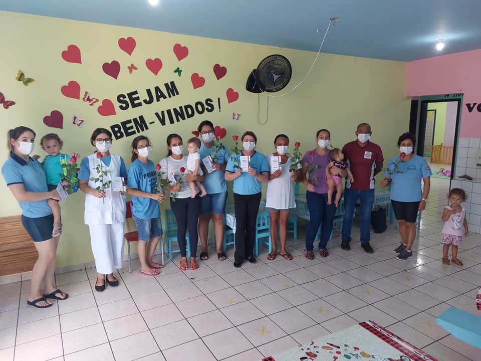 Crianças do CMEI e da Escola Demétrio Verenka recebem lembrancinhas em alusão ao Dia Internacional  da Mulher