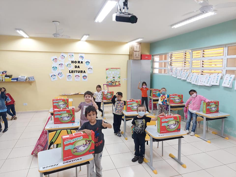 Educação distribui kits com material escolar aos alunos do CMEI e da Escola Municipal Demétrio Verenka EIEF