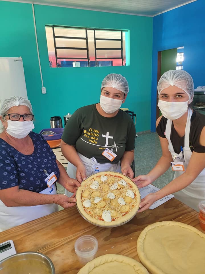 Alunas do curso de Preparo de Pizzas recebem certificados de conclusão