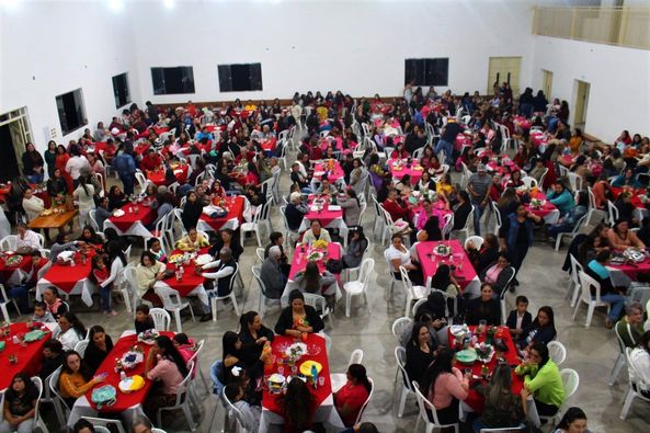 Jantar em comemoração ao Dia das Mães reúne mais de 400 mulheres no salão Paroquial 
