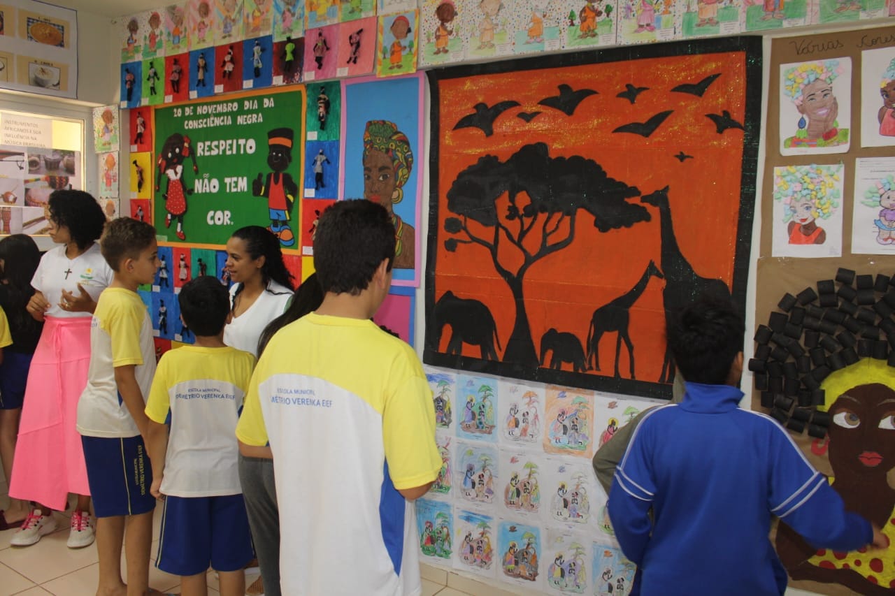 Escola Municipal Demétrio Verenka realiza exposição de arte com o tema Consciência Negra