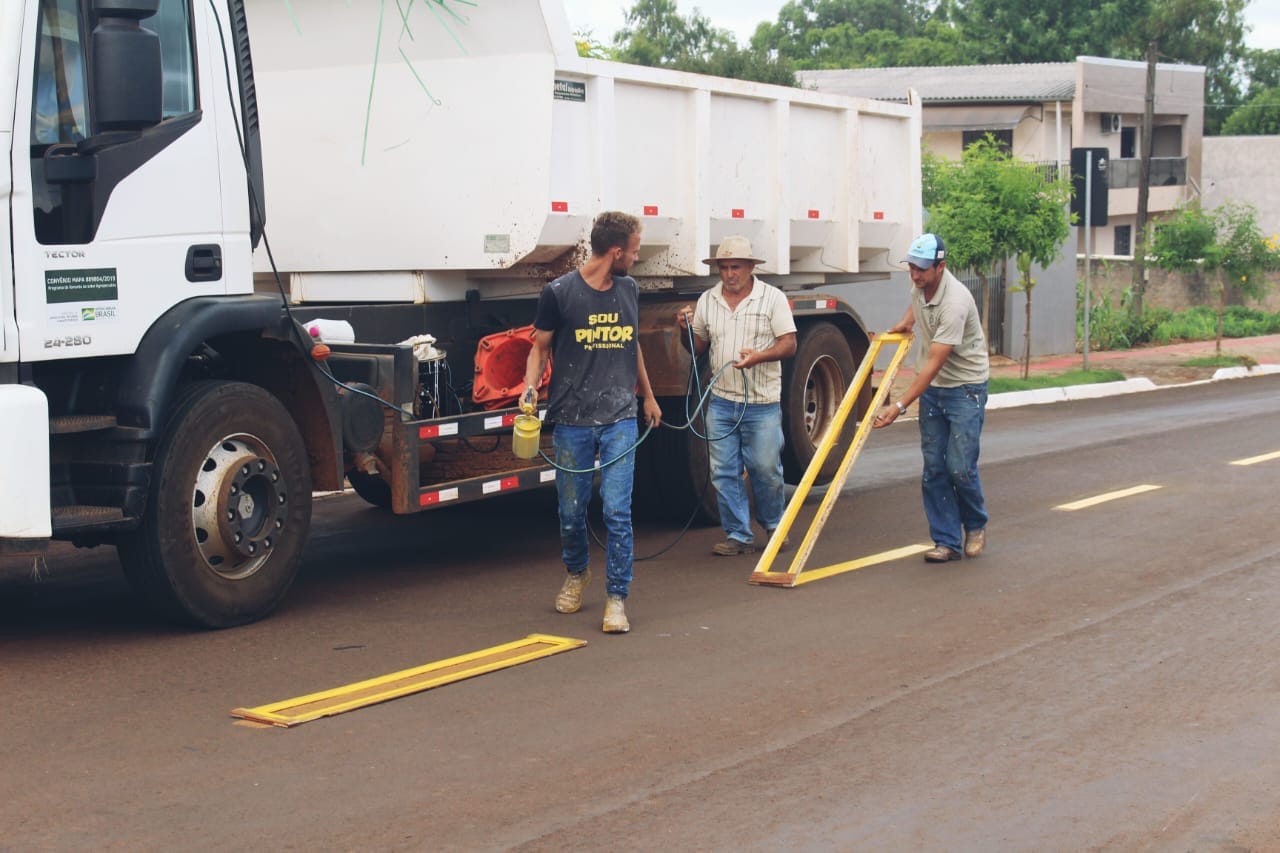 Prefeitura realiza revitalização da pintura da sinalização viária nas ruas de Ariranha do Ivaí 