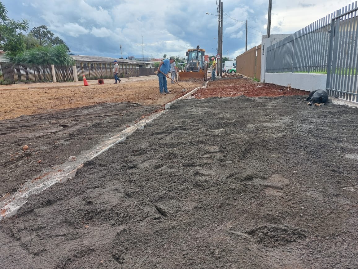 Prefeitura de Ariranha do Ivaí continua investindo em mobilidade urbana e segurança viária em obras de calçadas e estradas rurais 