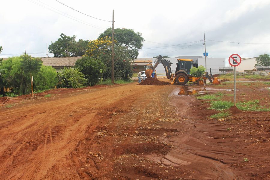 Obra de instalação e readequação de bocas de lobo é iniciada na rua Benjamin Batista Pires