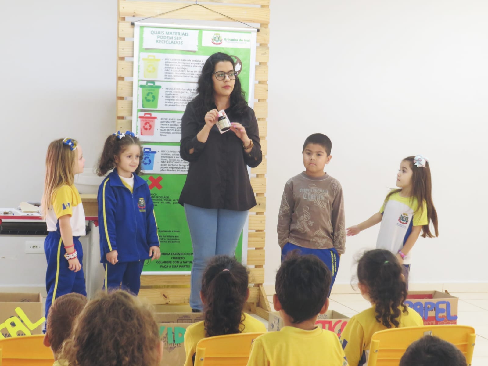 Engenheira Agrônoma realiza palestra sobre reciclagem na Escola Municipal Demétrio Verenka