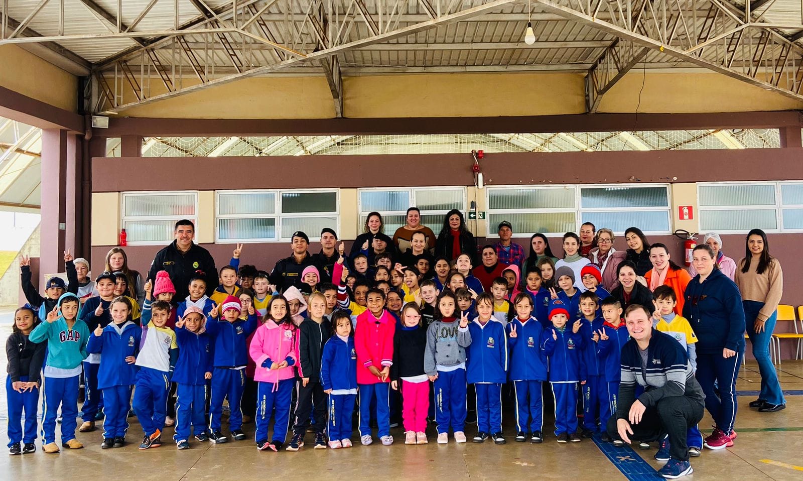 Policiais da 6ª Companhia Independente de Polícia Militar visitam escola municipal Demétrio Verenka para garantir segurança