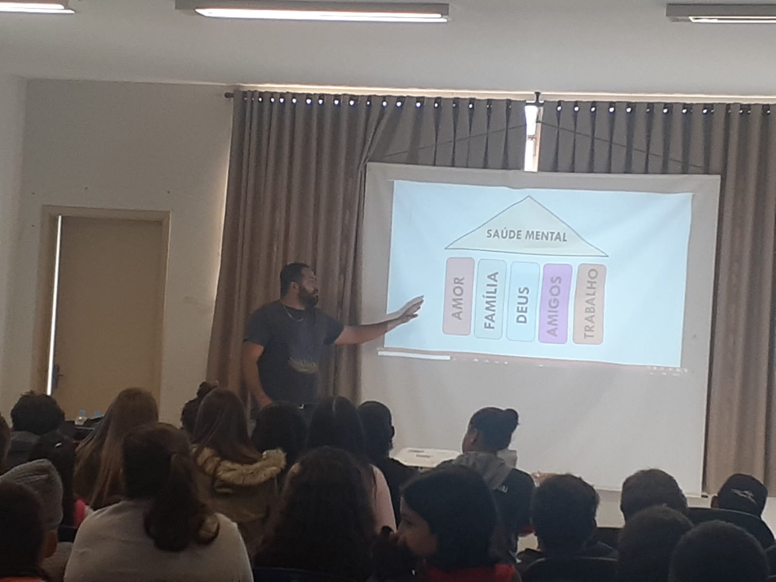 Palestra aborda Saúde Mental e suas implicações no pós-COVID no Colégio Estadual Presidente Kennedy em Ariranha do Ivaí
