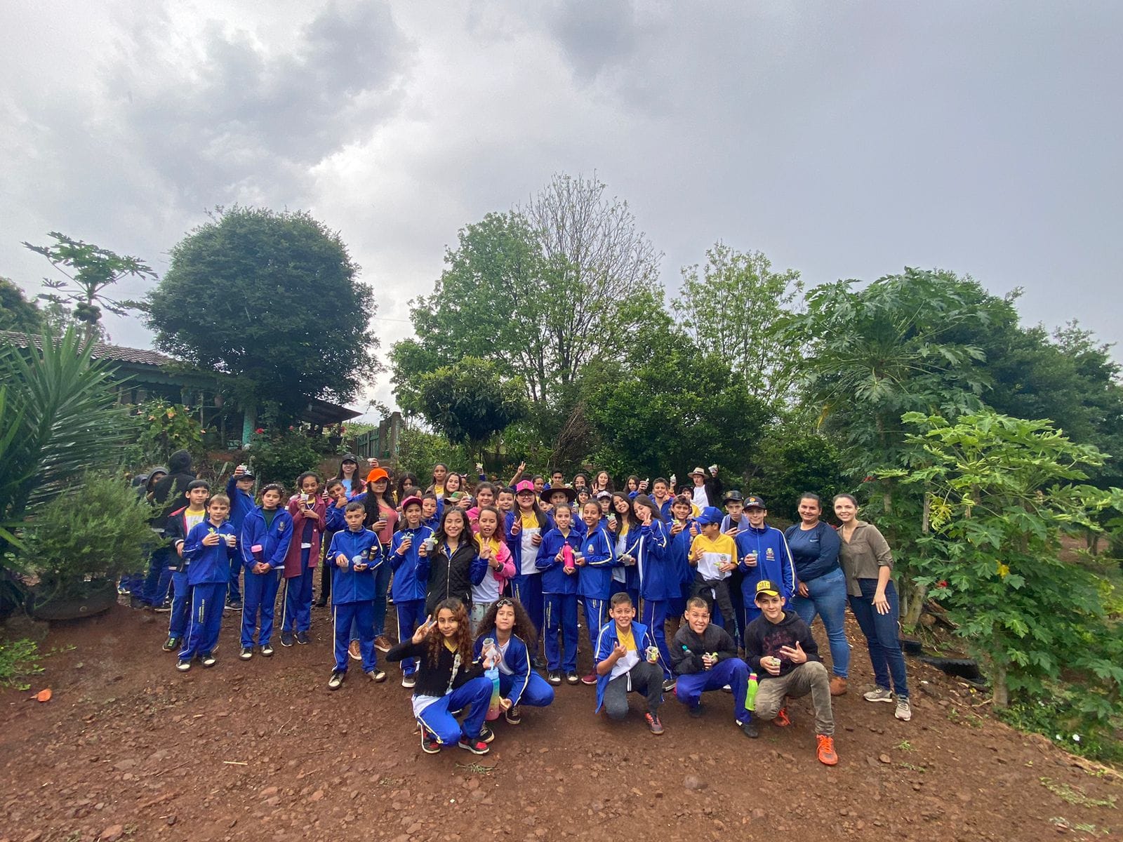 Alunos da Escola Demétrio Verenka celebram o Dia Mundial da Alimentação com visita educativa à horta local.