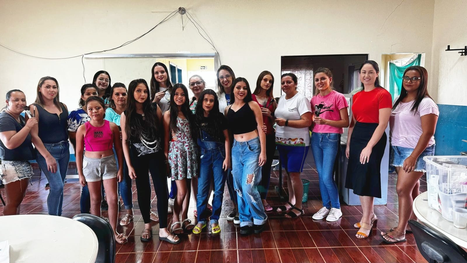 Alunas comemoram encerramento do curso de maquiagem social em Ariranha do Ivaí