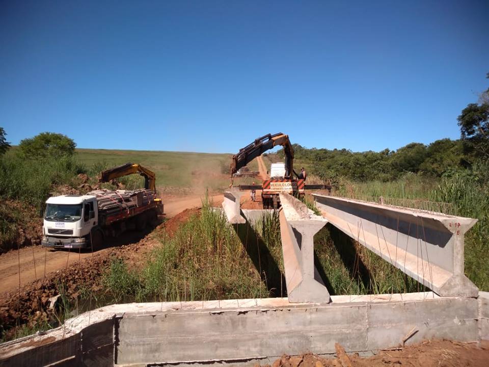 Construção da ponte do rio Lambari