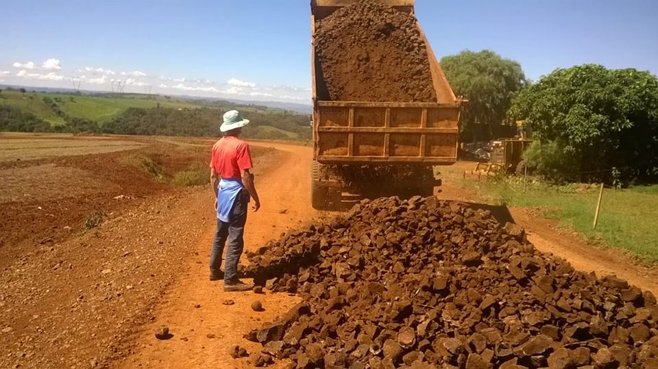 cascalhamento da estrada do Santa Mariana