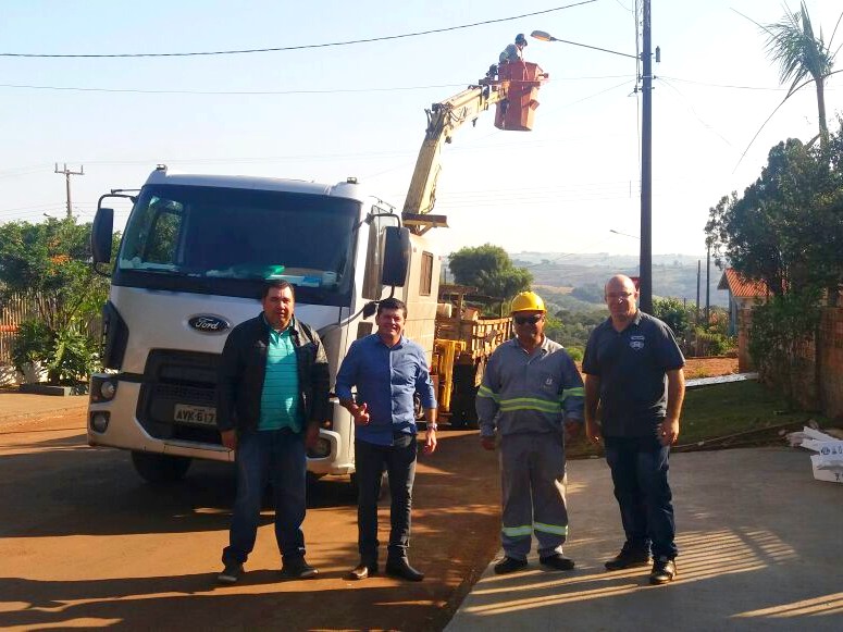 PREFEITURA INVESTE EM ILUMINAÇÃO PÚBLICA E POPULAÇÃO PODE SOLICITAR SERVIÇOS POR TELEFONE